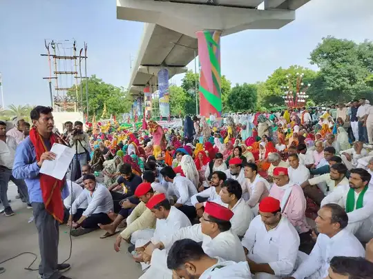 उत्तर प्रदेश, नोएडा: ग्रेनो प्राधिकरण दफ्तर पर किसानों का प्रदर्शन