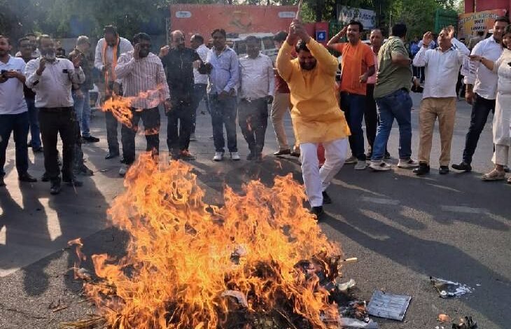 उत्तर प्रदेश, नोएडा: नोएडा में BJP ने किया प्रदर्शन,राहुल-सोनिया गांधी का पुतला फूंका