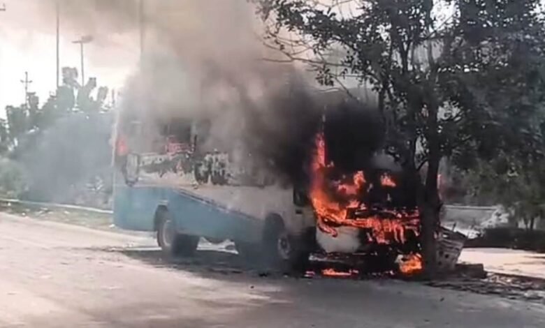 उत्तर प्रदेश, नोएडा: सीएनजी बस में लगी आग, 15 यात्रियों ने कूदकर बचाई जान