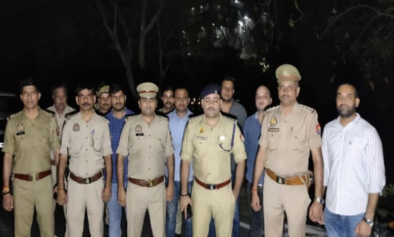 उत्तर प्रदेश, नोएडा: पुलिस मुठभेड़ में तीन बदमाश गिरफ्तार, एक के लगी गोली