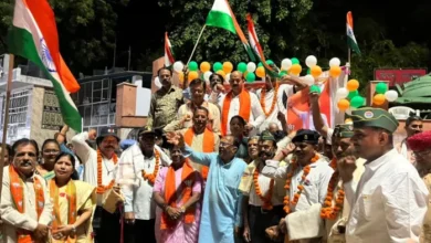 उत्तर प्रदेश, नोएडा: सैनिकों के सम्मान में भाजपा ने तिरंगा यात्रा निकाली