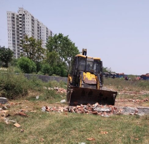 उत्तर प्रदेश, नोएडा: नोएडा प्राधिकरण की अर्जित भूमि पर मिट्टी भराव कर किया अवैध अतिक्रमण