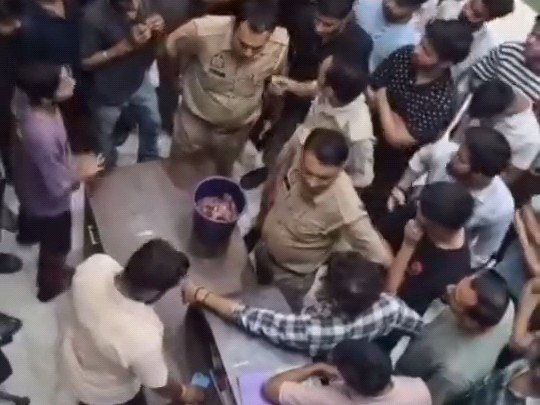 उत्तर प्रदेश, नोएडा: कैंटीन में शाकाहारी मेन्यू के दिन मांस मिलने पर छात्रों ने किया विरोध प्रदर्शन