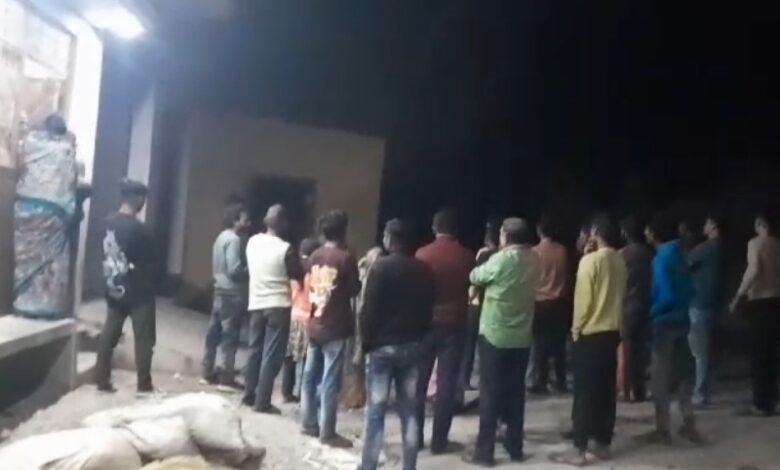उत्तर प्रदेश, नोएडा: शराब के नशे में व्यक्ति ने लगाई आग