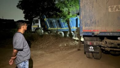 उत्तर प्रदेश, नोएडा: मिट्टी खनन के विरोध पर डंपर चढ़ाने का प्रयास