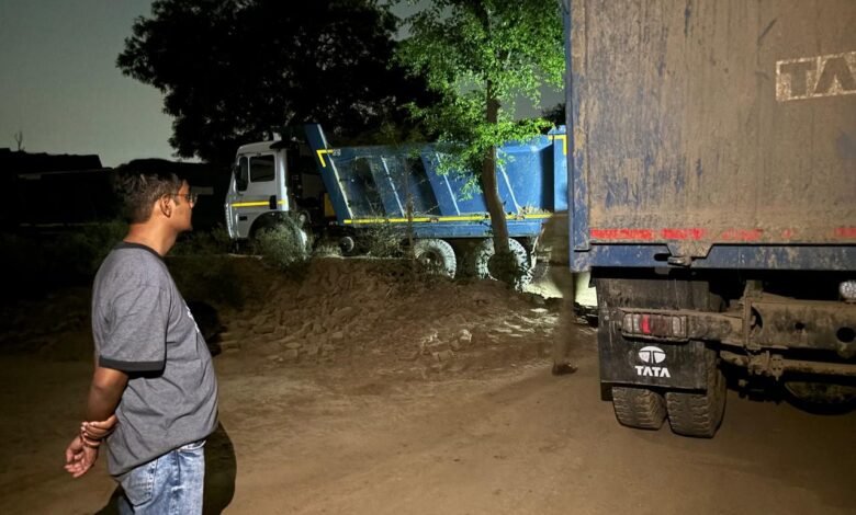 उत्तर प्रदेश, नोएडा: मिट्टी खनन के विरोध पर डंपर चढ़ाने का प्रयास