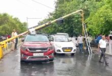 उत्तर प्रदेश, नोएडा: तेज हवाओं के साथ झमाझम बारिश,पेड़ और बिजली के खंभे गिरे