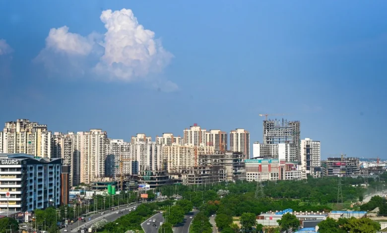उत्तर प्रदेश, नोएडा: कागजों में चल रही इंडस्ट्री, मौके पर लटक रहा ताला