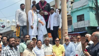उत्तर प्रदेश, नोएडा: कांग्रेस ने पूर्व प्रधानमंत्री की पुण्यतिथि पर श्रद्धांजलि दी