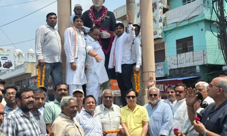 उत्तर प्रदेश, नोएडा: कांग्रेस ने पूर्व प्रधानमंत्री की पुण्यतिथि पर श्रद्धांजलि दी