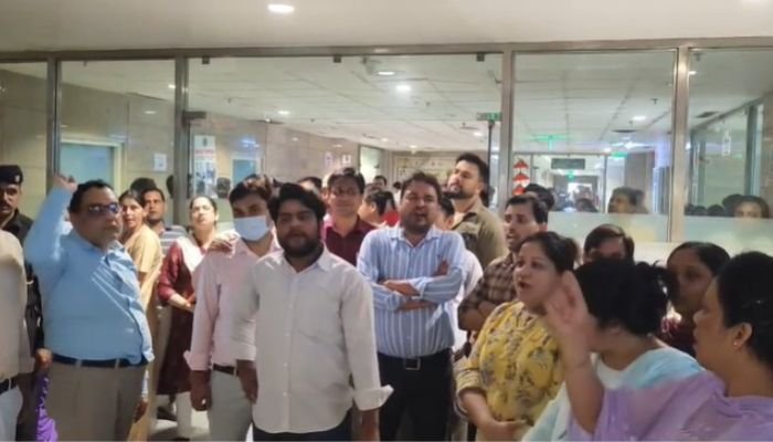 उत्तर प्रदेश, नोएडा: PGI में छेड़छाड़ के आरोप के बाद कर्मचारी सड़कों पर