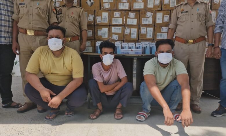 ग्रेटर नोएडा में कंटेनर के माध्यम से विवो कंपनी के भेजे जाने वाले कीमती मोबाइल फोन ड्राइवरों की मिली-भगत से चोरी करने वाले एक गिरोह के तीन शातिर बदमाशों को थाना नॉलेज पार्क पुलिस ने एक सूचना के आधार पर गिरफ्तार किया है