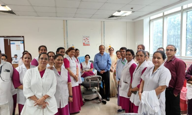 नई दिल्ली: सेना के लिए नर्सों ने किया रक्तदान
