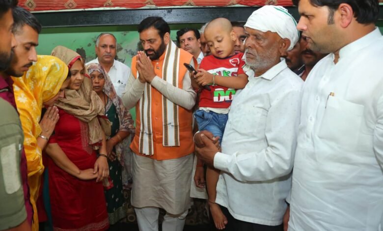 हरियाणा, चंडीगढ़: मुख्यमंत्री ने शहीद दिनेश कुमार शर्मा को श्रद्धांजलि अर्पित कर परिजनों का बंधाया ढांढस