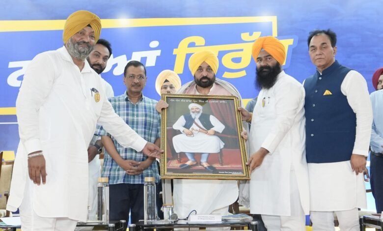 जलालपुर (होशियारपुर): भगवंत मान और केजरीवाल ने नशों के खिलाफ लड़ाई में लोगों का सहयोग मांगा