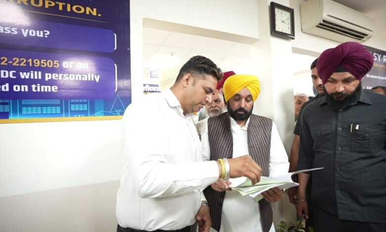 पंजाब, साहिबज़ादा अजीत सिंह नगर: मुख्यमंत्री द्वारा मोहाली के सब-रजिस्ट्रार कार्यालय का औचक निरीक्षण