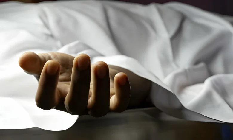 उत्तर प्रदेश, नोएडा: चोरी के शक में सोसाइटी में ई-रिक्शा चालक की पीट-पीटकर हत्या, दो मजदूर हिरासत में