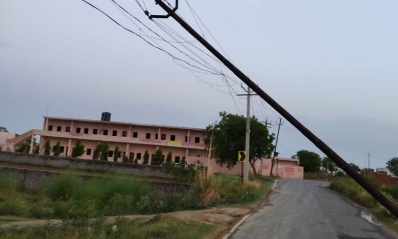 उत्तर प्रदेश, नोएडा: आंधी तूफान के चलते 200 गांवों की बिजली गुल