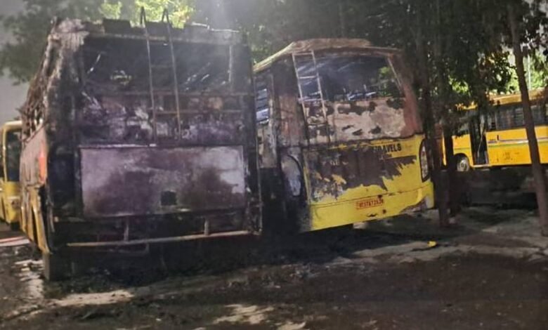 उत्तर प्रदेश, नोएडा: दो बसों में आग लगने से एक व्यक्ति की मौत