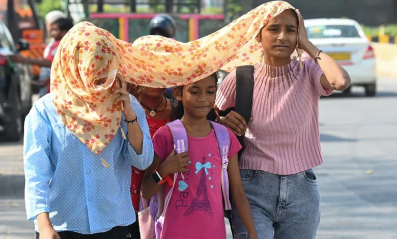 - दोपहर 12 से 4 बजे के बीच तेज धूप में घरों से बाहर न निकलने की दी जा रही सलाह