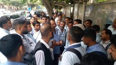 नई दिल्ली: कॉन्ट्रैक्ट पर कार्यरत स्टाफ को परमानेंट करने की मांग