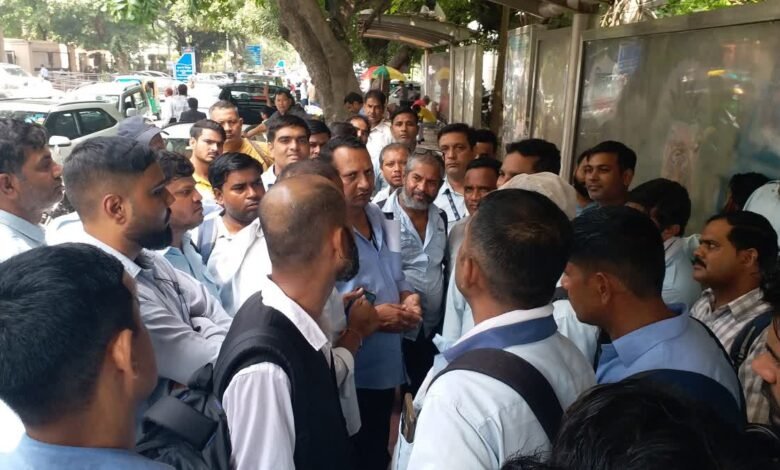 नई दिल्ली: कॉन्ट्रैक्ट पर कार्यरत स्टाफ को परमानेंट करने की मांग