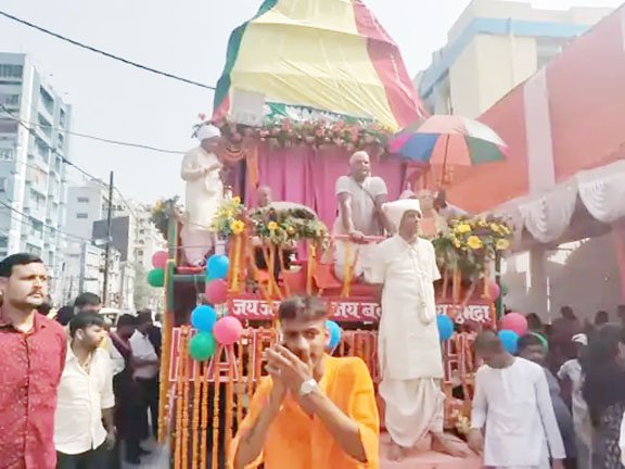 उत्तर प्रदेश, नोएडा: इस्कॉन मंदिर की ओर से निकाली गई भव्य जगन्नाथ यात्रा, श्रद्धालुओं की उमड़ी भीड़