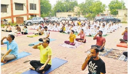 नई दिल्ली: मेडिकल छात्रों ने किया हरित योग