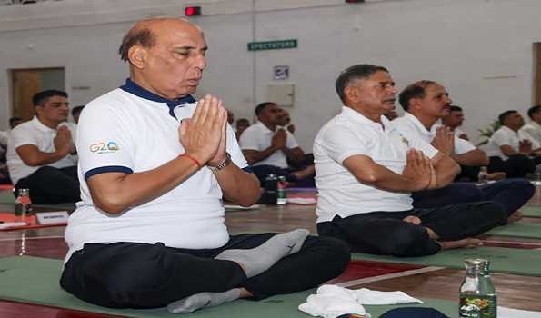 नई दिल्ली: जवानों को योगाभ्यास से प्राप्त नियंत्रण को दर्शाता है ऑपरेशन सिंदूर : राजनाथ सिंह