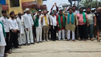 उत्तर प्रदेश, नोएडा: बिजली कटौती और कर्मचारियों के व्यवहार से नाराज किसान
