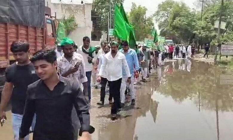 उत्तर प्रदेश, नोएडा: तिलपता गांव में जलभराव और ट्रैफिक जाम से परेशान किसान