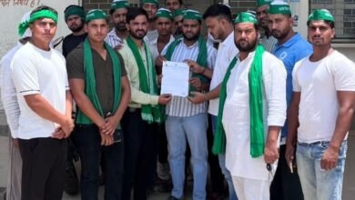 उत्तर प्रदेश, नोएडा: बिजली घर पर किसान यूनियन का प्रदर्शन