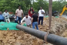 उत्तर प्रदेश, नोएडा: जरा सी बारिश ने खोल दी ग्रेटर नोएडा के मुख्य मार्ग की पोल, लाखों लोगों के सामने भारी मुसीबत