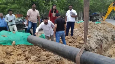 उत्तर प्रदेश, नोएडा: जरा सी बारिश ने खोल दी ग्रेटर नोएडा के मुख्य मार्ग की पोल, लाखों लोगों के सामने भारी मुसीबत