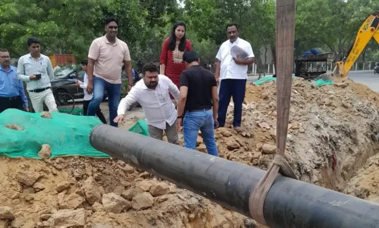 उत्तर प्रदेश, नोएडा: जरा सी बारिश ने खोल दी ग्रेटर नोएडा के मुख्य मार्ग की पोल, लाखों लोगों के सामने भारी मुसीबत