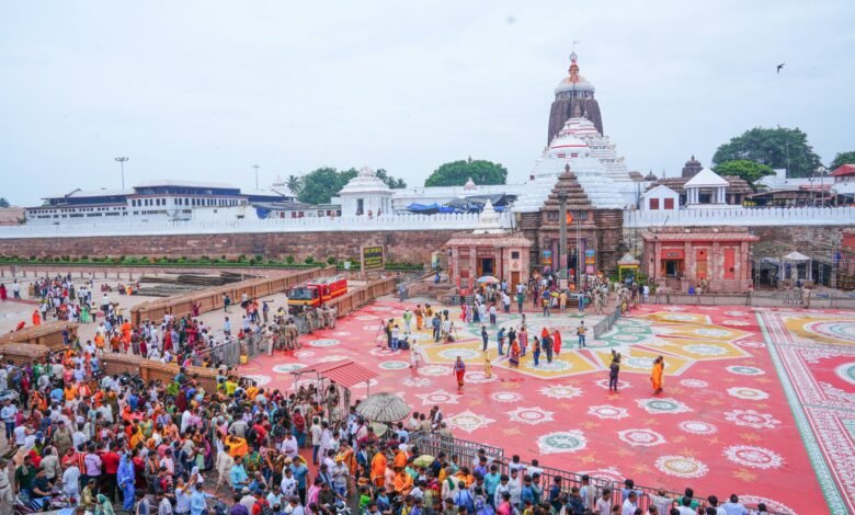 उत्तर प्रदेश ,नोएडा: नेत्र उत्सव में प्रभू जगन्नाथ के दर्शन करने लोग उमड़े