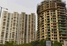 उत्तर प्रदेश, नोएडा: नोएडा में अवैध इमारत पर लगी सील तोड़ी