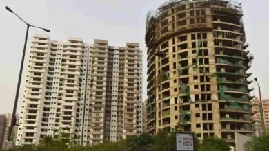 उत्तर प्रदेश, नोएडा: नोएडा में अवैध इमारत पर लगी सील तोड़ी