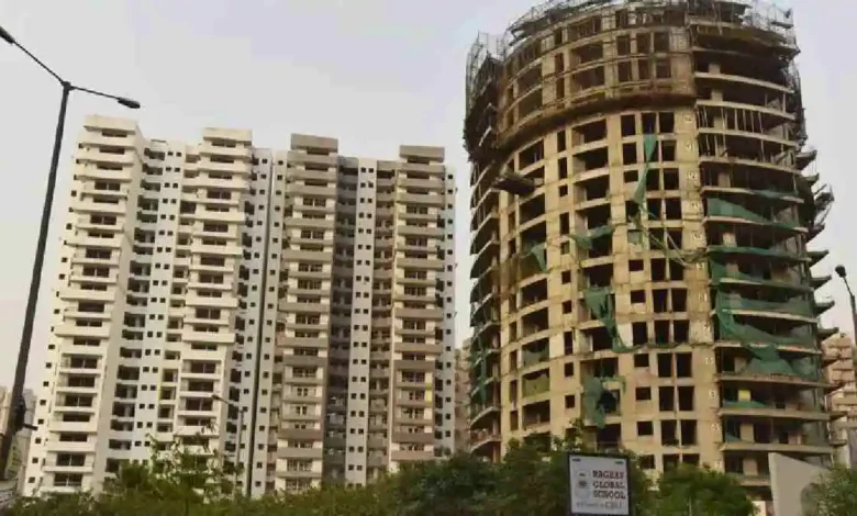 उत्तर प्रदेश, नोएडा: नोएडा में अवैध इमारत पर लगी सील तोड़ी