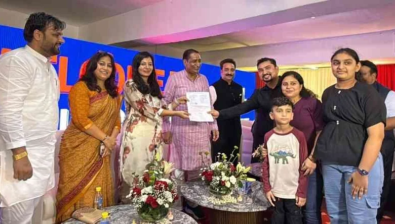 उत्तर प्रदेश ,नोएडा: मालिकाना हक पाकर आरजी लग्जरी के फ्लैट खरीदारों के खिले चेहरे