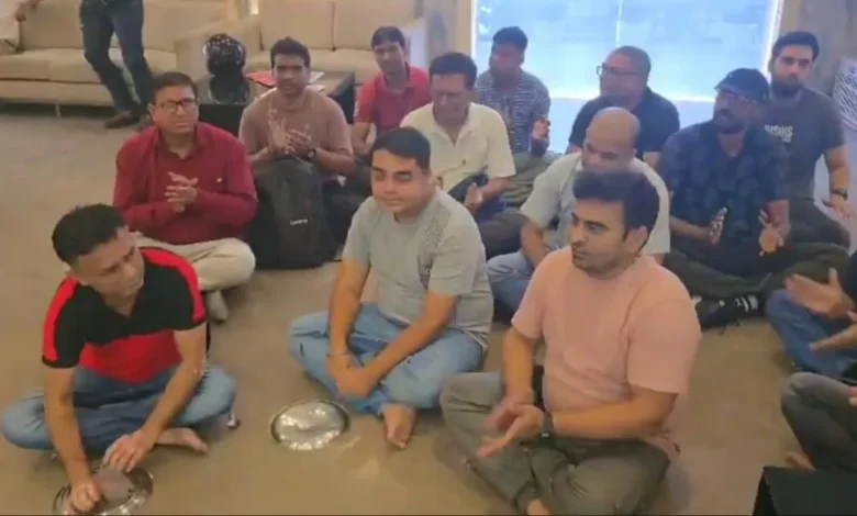 उत्तर प्रदेश, नोएडा: रजिस्ट्री की मांग को लेकर बजी थाली, 50 खरीदारों ने बजाया बिगुल