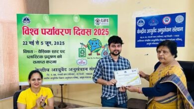 नई दिल्ली: -संस्थान की निदेशक डॉ. भारती ने मरीजों व उनके तीमारदारों बांटे निःशुल्क पौधे