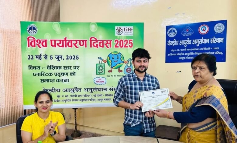 नई दिल्ली: -संस्थान की निदेशक डॉ. भारती ने मरीजों व उनके तीमारदारों बांटे निःशुल्क पौधे