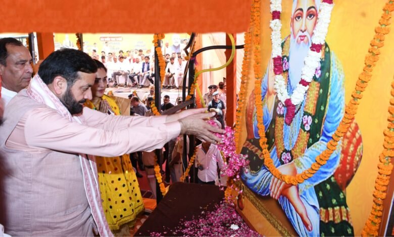 हरियाणा, चंडीगढ़: संत कबीर जयंती पर मुख्यमंत्री नायब सिंह सैनी ने दी सौगात, सफाई कर्मियों के वेतन में 2100 रुपये की बढ़ोतरी की घोषणा