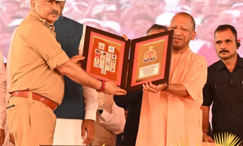 - नियुक्तियों में न खर्च, न पर्ची, न सिफारिश और न ही जाति के आधार पर कोई भेदभाव : अमित शाह, उत्तर प्रदेश पुलिस देश का सबसे बड़ा पुलिसबल, आज 60,244 युवा बन रहे हैं इसके अभिन्न अंग : गृहमंत्री