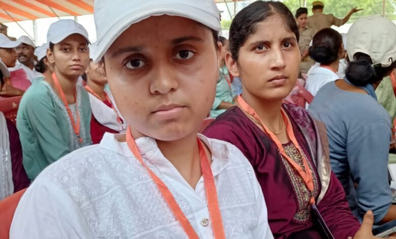 देवरिया के राजकुमार का भावुक संदेश, अब खेत नहीं बिकेंगे”