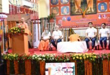 उत्तर प्रदेश, गोरखपुर: अंतरराष्ट्रीय योग दिवस पर गोरखनाथ मंदिर में सामूहिक योगाभ्यास किया सीएम योगी ने