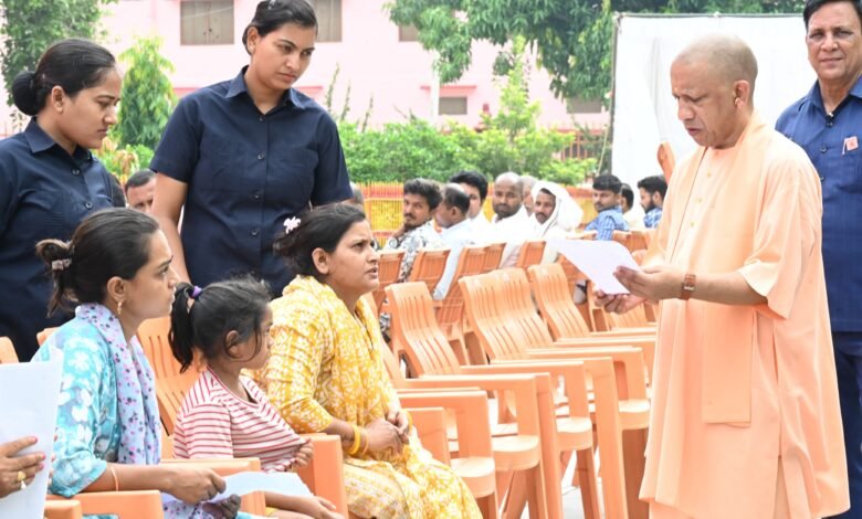 उत्तर प्रदेश, गोरखपुर: गरीबों की जमीन कब्जामुक्त कराएं, दबंगों को सबक सिखाएं : मुख्यमंत्री