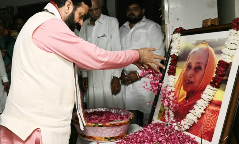हरियाणा, रोहतक: बड़ी संख्या में राजनेताओं, सामाजिक हस्तियों ने श्रद्धांजलि सभा में पहुँच स्व. श्रीमती राजवती को नमन किया