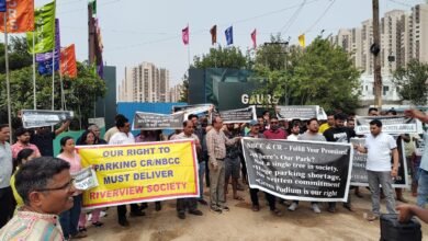 उत्तर प्रदेश, नोएडा: ग्रेटर नोएडा में आम्रपाली रिवर व्यू के निवासियों का विरोध